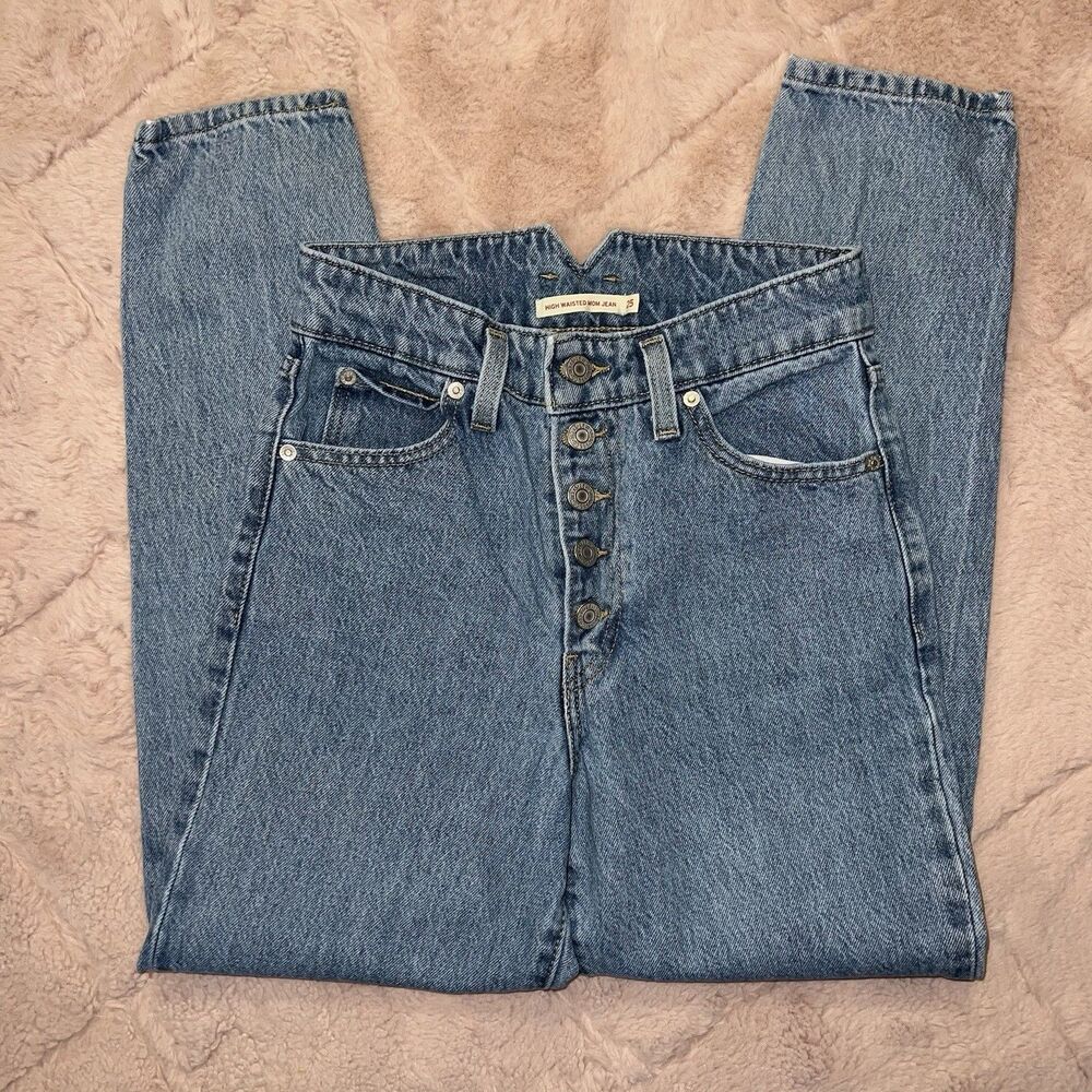 Levi’s high waisted mom jeans button fly light wash blue jean women’s size 25